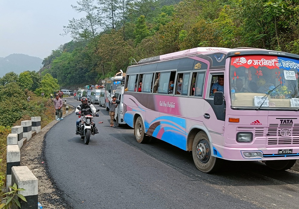 पैदलयात्रीको मृत्युपछि क्षतिपूर्ति माग गर्दै बीपी राजमार्ग अवरुद्ध