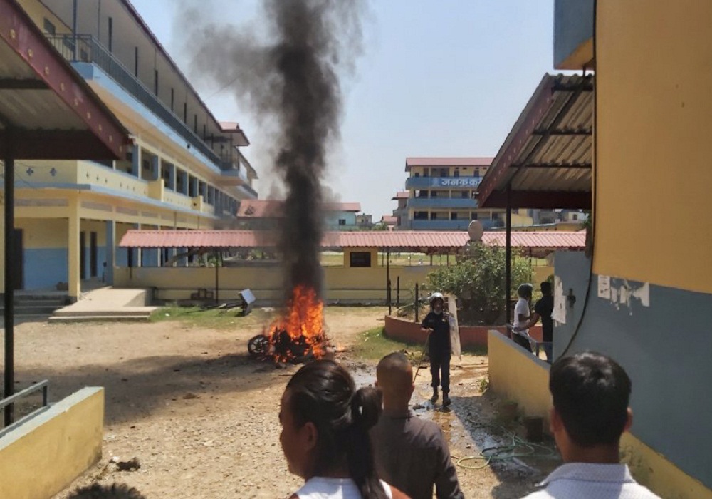 शिक्षकले छात्रालाई दुर्व्यवहार गरेको आरोपमा गैंडाकोटको जनक मावि तनावग्रस्थ अवस्थामा