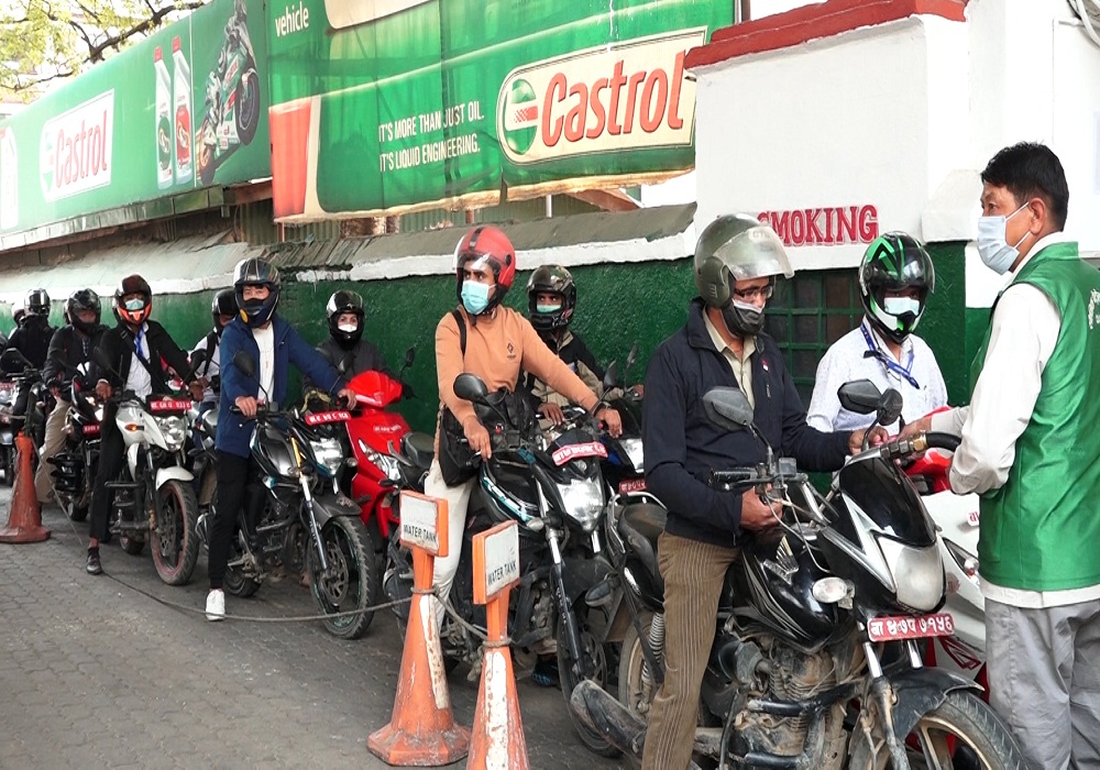पेट्रोल पम्पमा उपभोक्ताको लामो लस्कर, समस्या समाधान गर्न आयल निगम छलफलमा