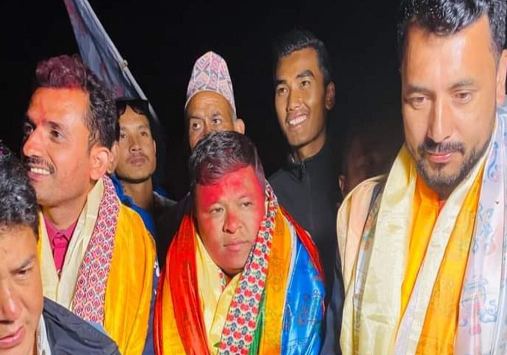 एमालेको लालकिल्ला तोड्दै राजु बने लिसंखु पाखरमा अध्यक्ष
