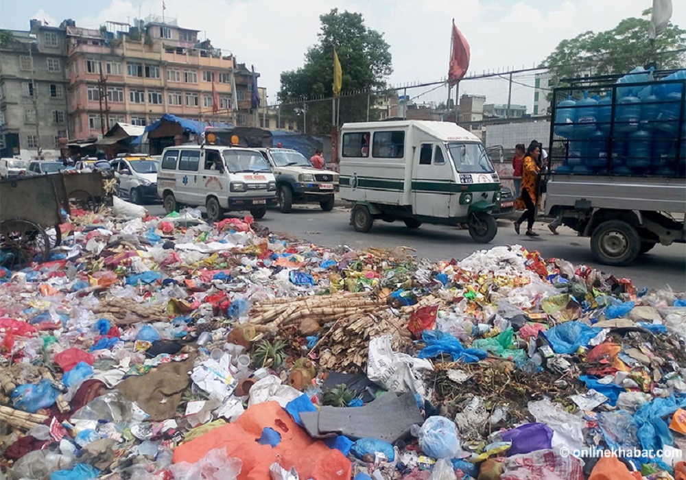 २ महिनादेखि काठमाडौं उपत्यकामा थुप्रिएको फोहर उठ्न कम्तीमा १० दिन लाग्ने
