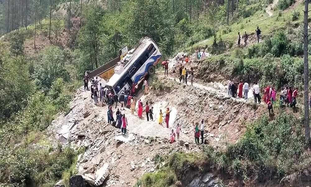 सल्यानमा यात्रुबहाक बस दुर्घटना