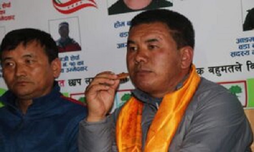 सुख्खा विस्कुट र पानीको भरमा मतदाता माझ पुग्दै उम्मेद्वार शेर्पा
