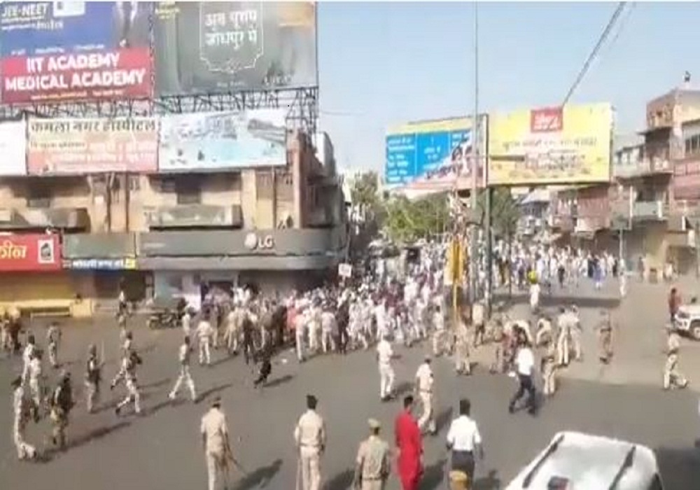 भारतको राजस्थान झण्डाको विषय झडप, प्रहरीले अश्रु ग्यास प्रहार