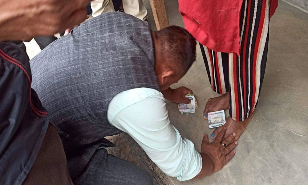 नोट चढाउ, भोट फकाउ गर्दै सिन्धुपाल्चोकका उम्मेदवार, खुट्टा ढोगिरहेको तस्वीर भयो भाइरल