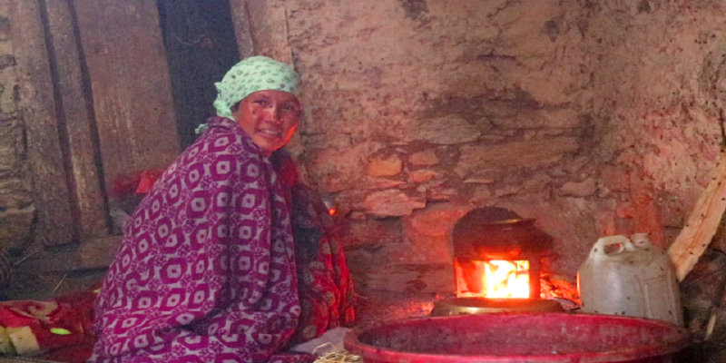 अन्धविश्वासको परकाष्ठ : सुत्केरी पनि गोठमै बास