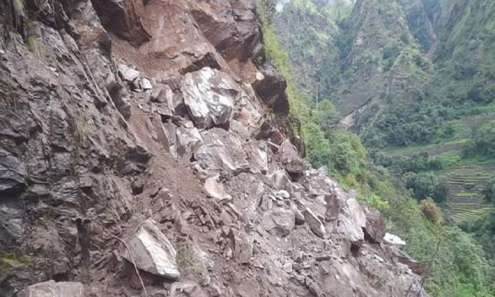 पहिरोले डुम्रे-बेंशीसहर चामे सडक अवरुद्ध