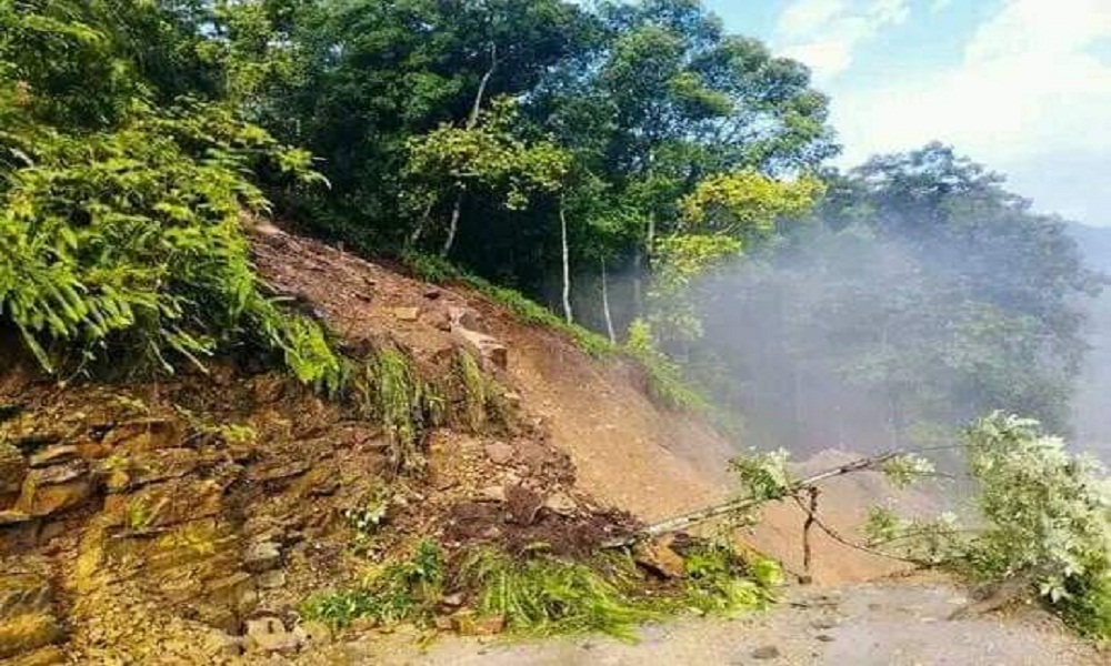 पहिरोको कारण मध्यपहाडी राजमार्ग पूर्णरुपमा अवरुद्ध