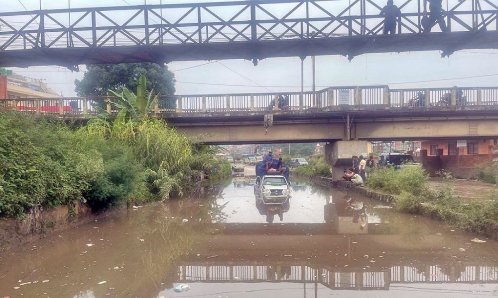 ललितपुरमा पानी जम्यो, गाडी नै डुबे
