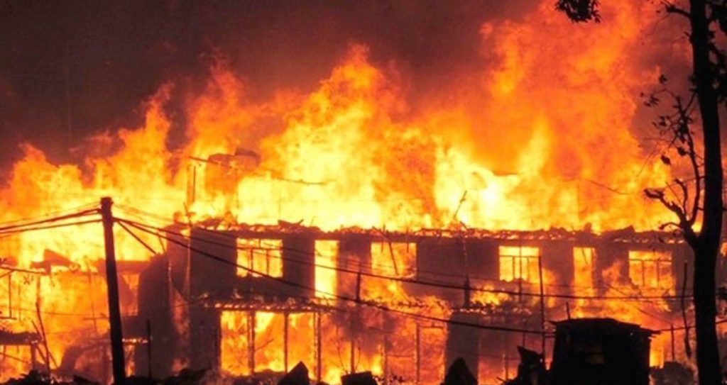 ग्यास सिलिन्डर पड्किएर घरमा आगलागी, लाखौंको सम्पत्ति जलेर नष्ट
