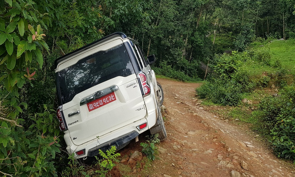 काँग्रेसका उपसभापति धनराज गुरुङ सवार गाडी ठूलो दुर्घटना जोगियो