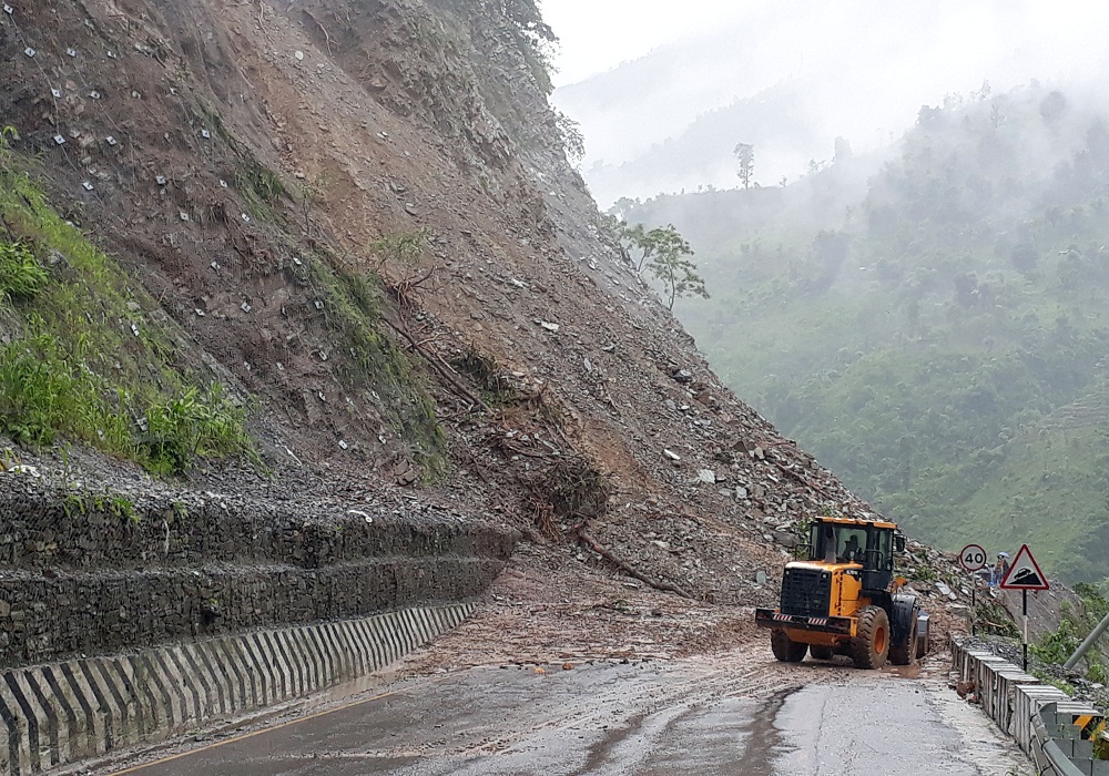 पहिरोका कारण डेढ दर्जनभन्दा बढी सडक अवरुद्ध, सवारी आवागमन प्रभावित