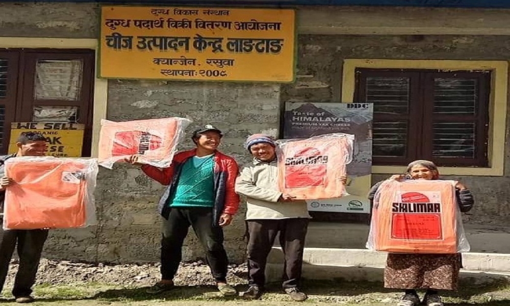 लाङटाङका चौरी पालक कृषकलाई २५ किलो नुन र त्रिपाल वितरण