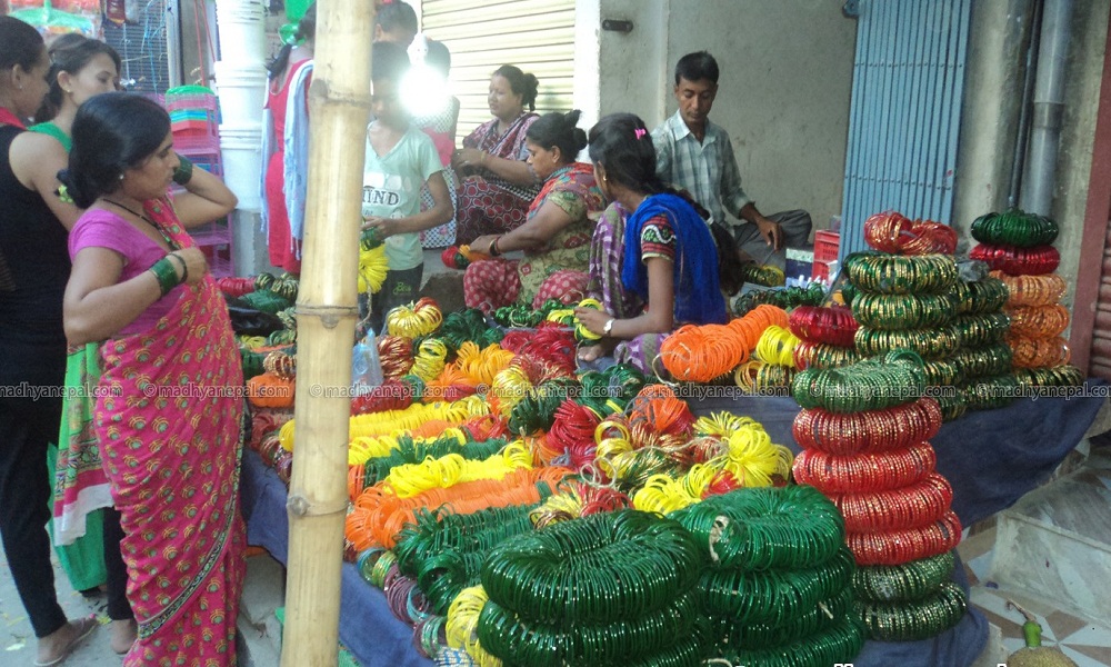तराईका बजारमा हरियो पहिरन किन्नेको चहलपहल