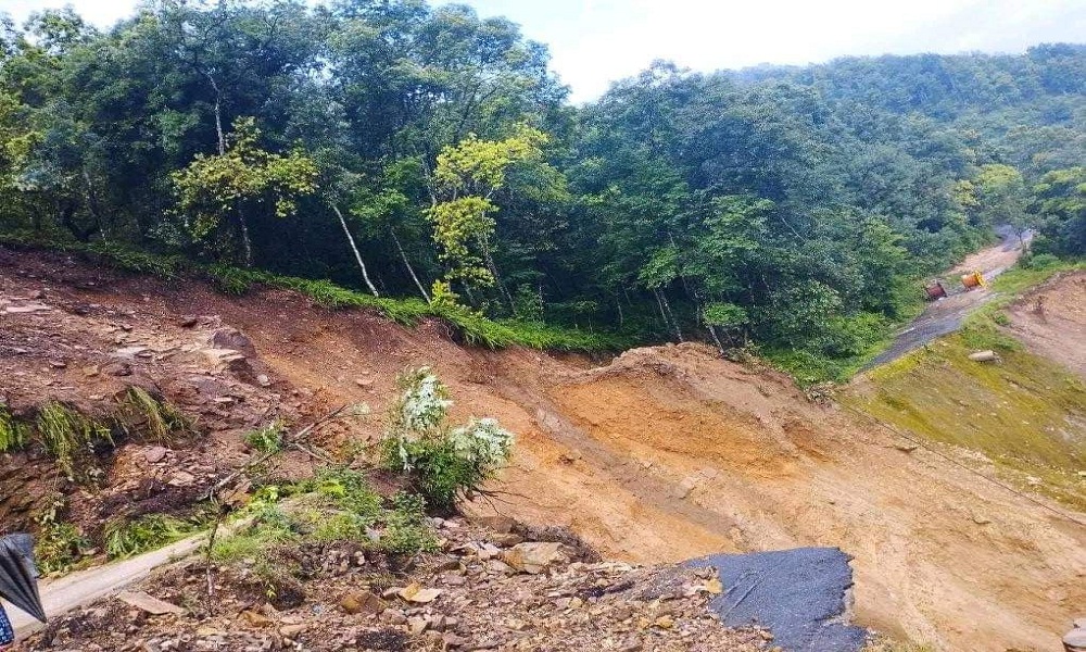 लगातार परेको वर्षाका कारण डुम्रे–बेसीसहर सडकखण्ड अवरुद्ध