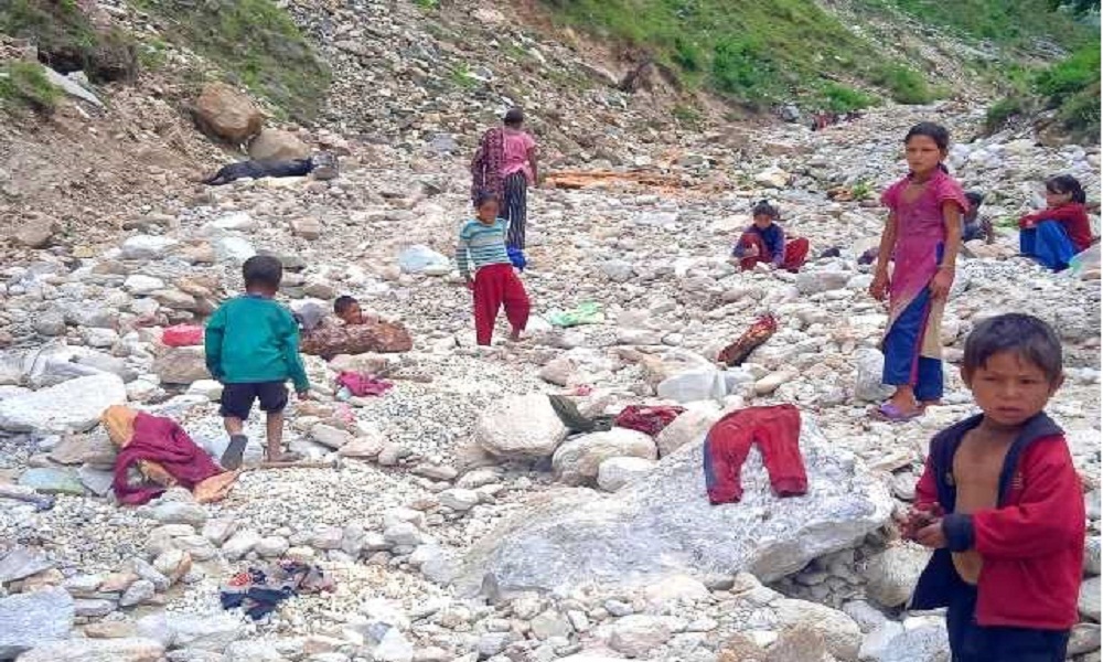 गिट्टीमा भविष्य खोज्दै मुगुका बालबालिका