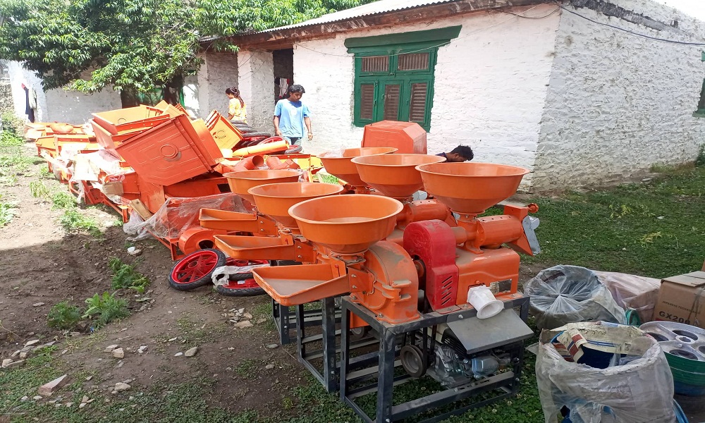 महिलाको कार्यबोझ घटाउन कृषि कार्यालयले दियो गहुँ चुट्ने र जोत्ने मेसिन