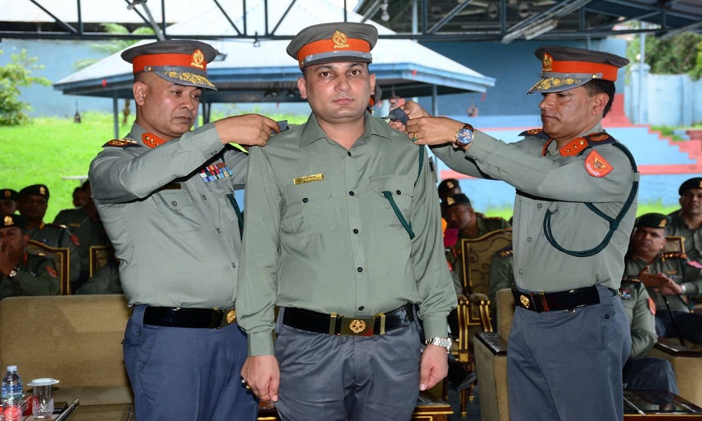 सशस्त्र प्रहरी महानिरीक्षक अर्यालबाट दर्ज्यानी चिन्ह प्रदान