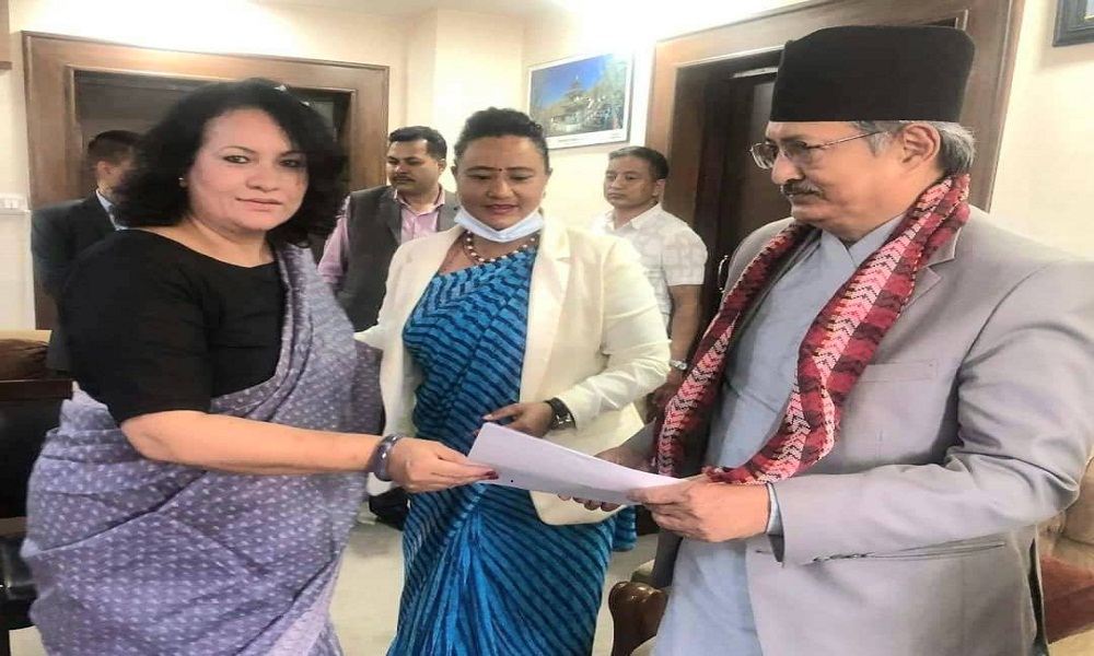 राप्रपानिकट महिला संगठनले बुझायो गृहमन्त्रीलाई ज्ञापनपत्र