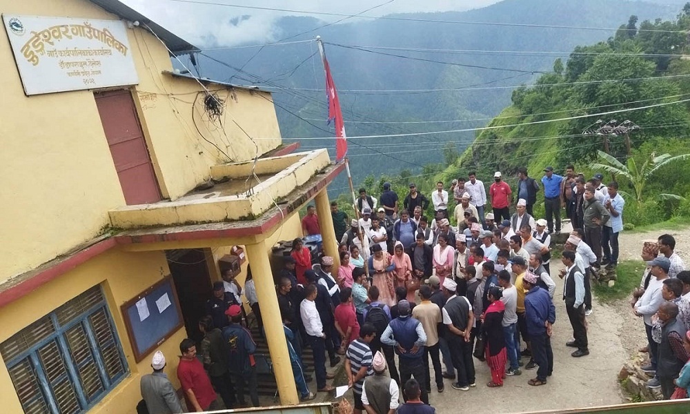 कर्मचारी निस्कासनबारे विवाद, कतै कार्यालय तोडफोड, कतै तालाबन्दी