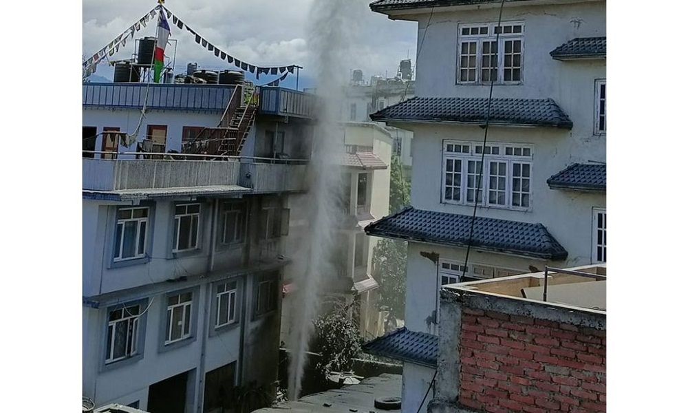 एक घण्टाअघि निस्किएको फोहोरा अहिले पनि निरन्तर