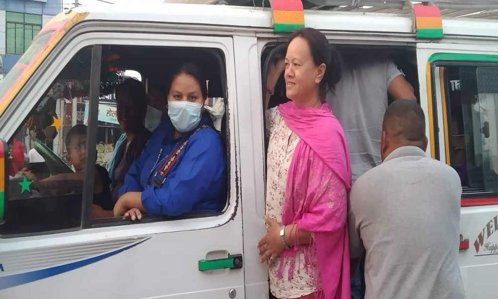 बहिनी बस चलाउने, दिदी भाडा उठाउने : छोराछोरी गाडी नचलाउन भन्छन्, दिदी बहिनी मान्दैनन्