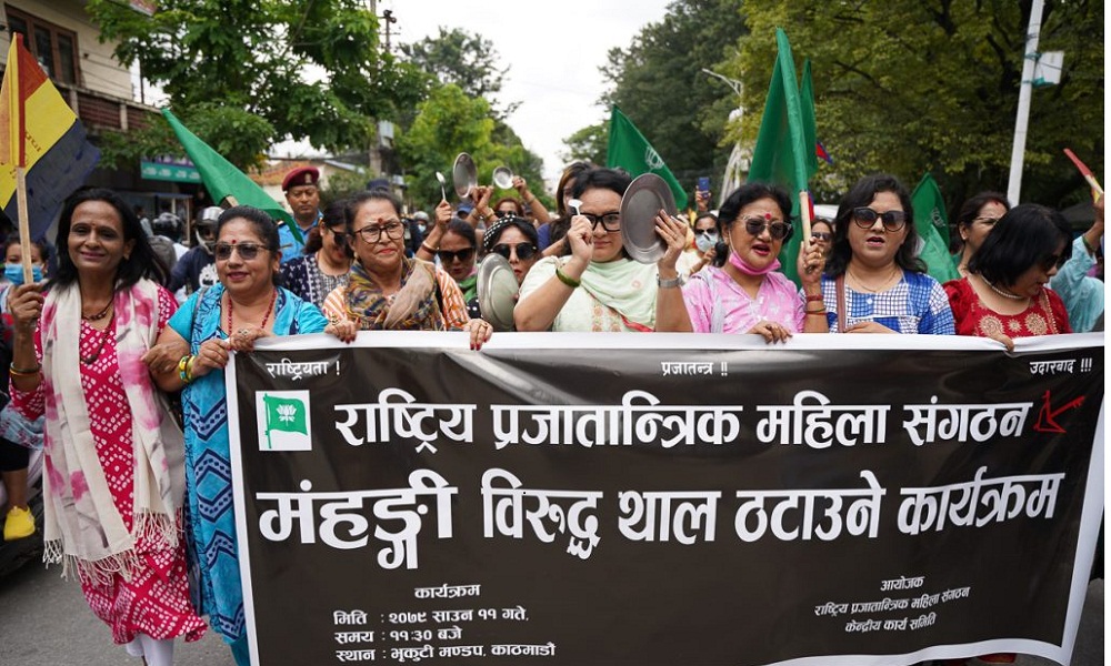 राप्रपा सडकमा: महँगी नियन्त्रण गर भन्दै, थाल ठटाउदैँ