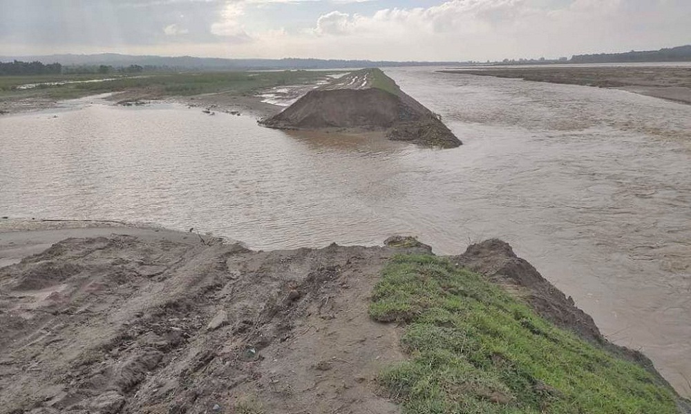त्रियुगा नदी नियन्त्रणका लागि लगाएको बाँध बाढीले भत्कायो