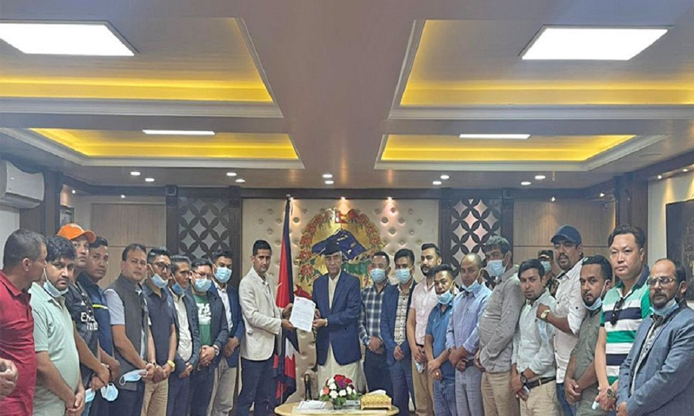 वाईसीएल नेपालले गभर्नरलाई बर्खास्त गर्नुपर्ने माग, देउवालाई ७ बुँदे ज्ञापनपत्र बुझायो