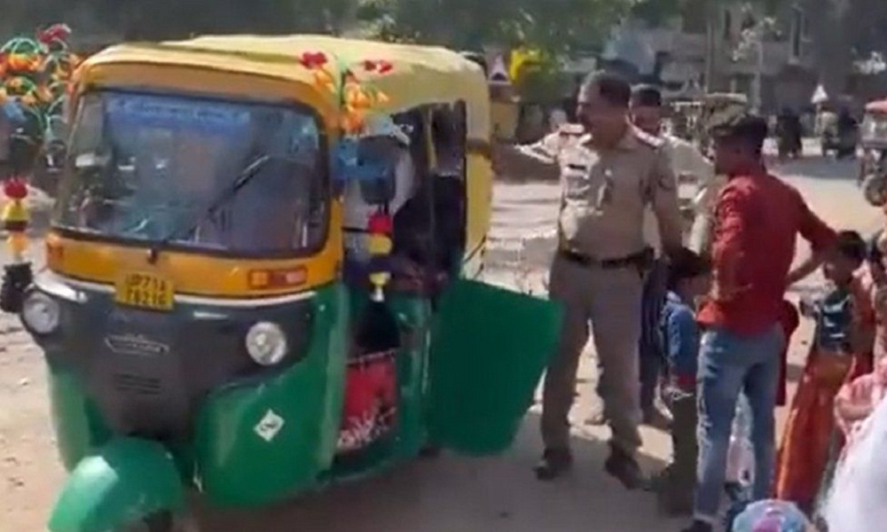 एउटै अटो रिक्सामा २७ यात्रु