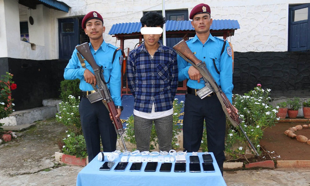 चोरी गर्ने एक युवक पक्राउ