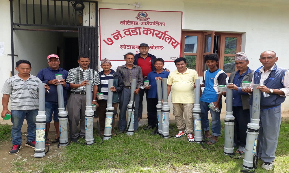 किसानलाई बाँदर धपाउने मेसिन वितरण