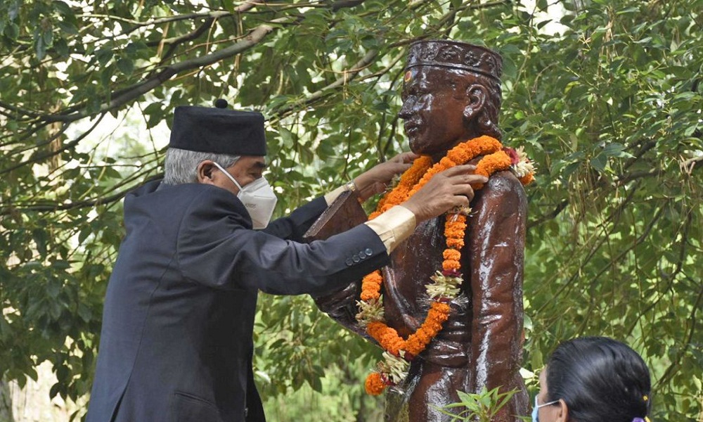 प्रधानमन्त्री देउवाद्धारा आदिकवि भानुभक्त आचार्यको शालिकमा माल्यार्पण