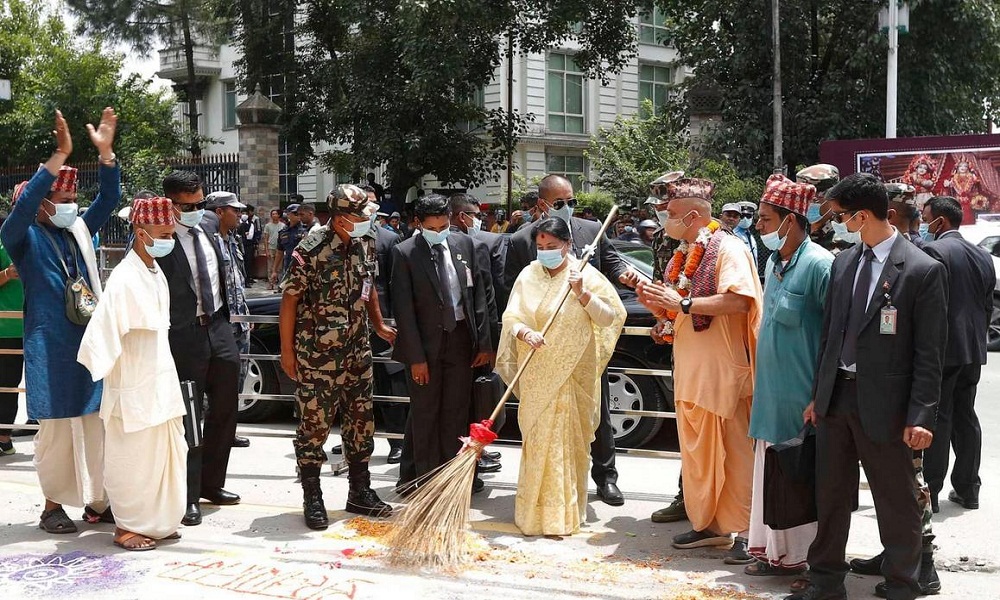 राष्ट्रपति भण्डारीको हातमा झाडु