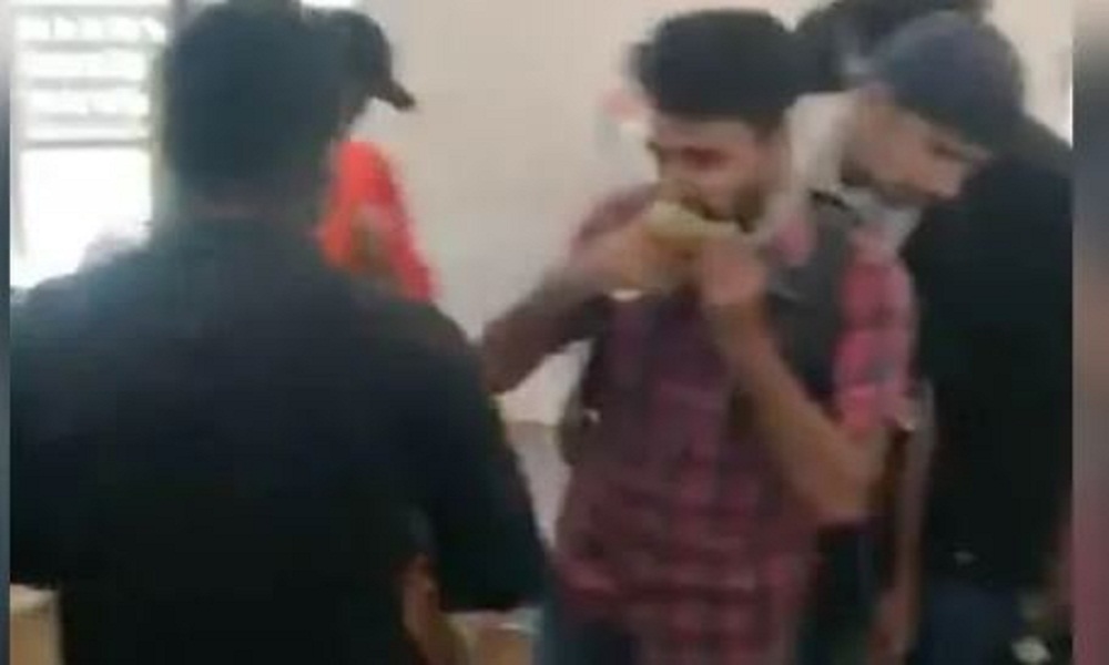 श्रीलंका संकटः राष्ट्रपति निवासमा छिरेका प्रदर्शकारी किचनमा खानदेखि पौडीमा रमाए