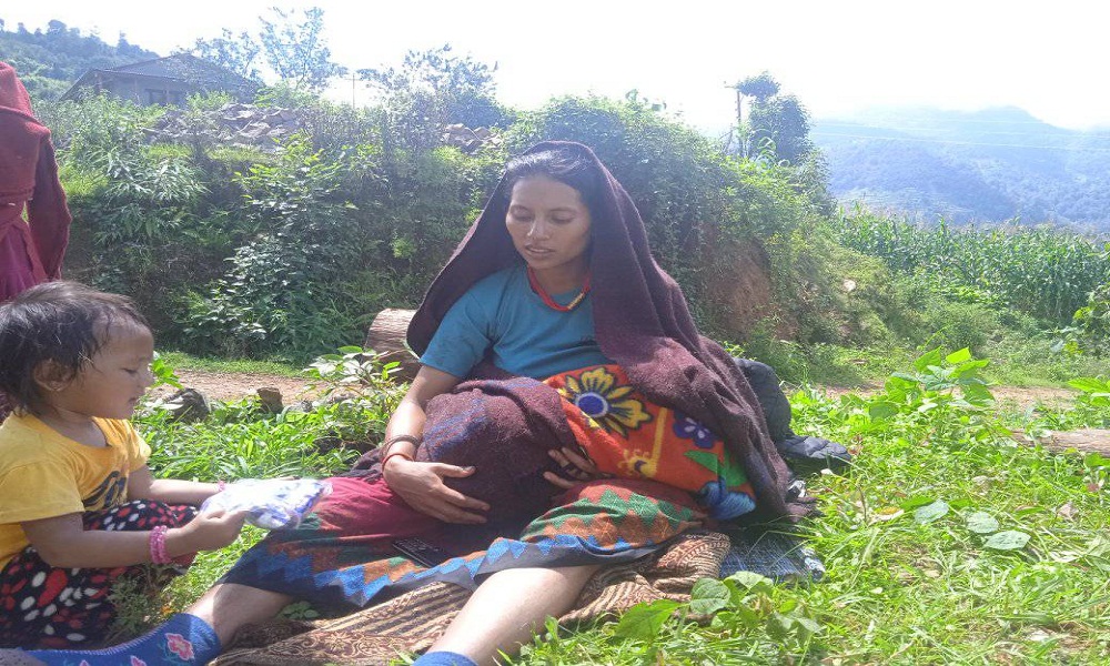 रुकुम पश्चिममा पहिरोले सडक बन्द भएपछि हिँडेरै स्वास्थ्य संस्था जानेक्रममा बाटोमै सुत्केरी भएकी महिला बेहोस