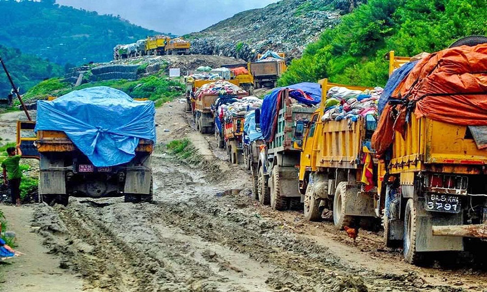 आज पनि प्रहरी परिचालन गरेरै बञ्चरेडाँडामा फोहर फाल्ने तयारी