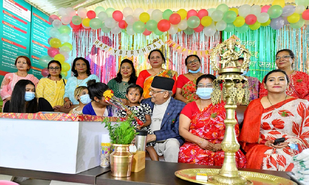 ओली पत्नीले असहायलाई भोजन खुवाएर मनाइन् जन्मदिन