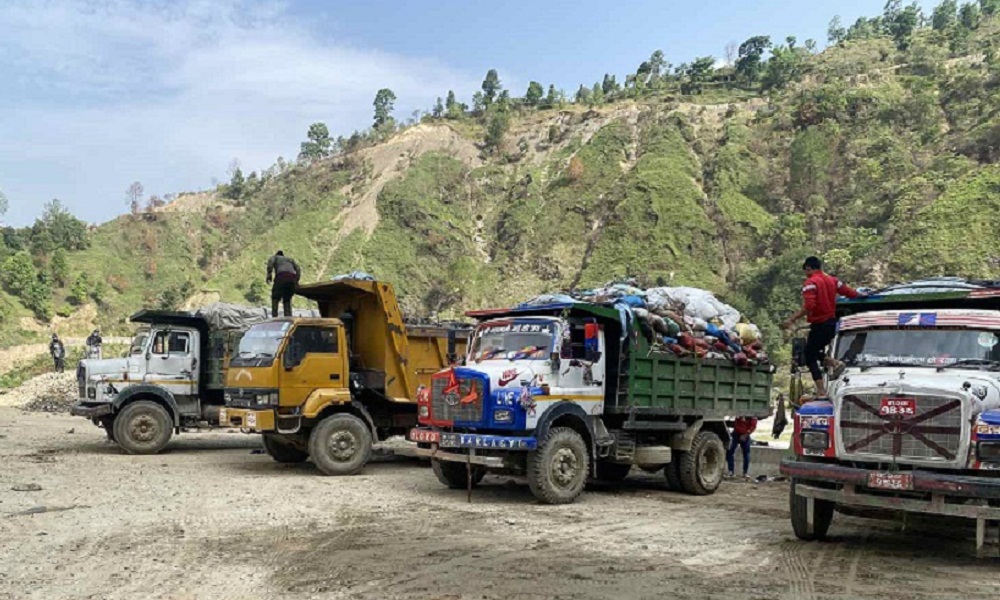 फोहर लिएर बञ्चरेडाँडा तर्फ गएका १८ सवारी साधन तोडफोड