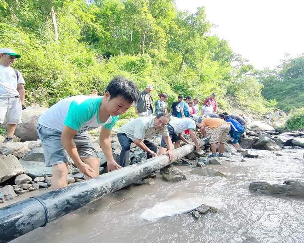 मेयर साम्पाङ पाइप तान्नमै व्यस्त