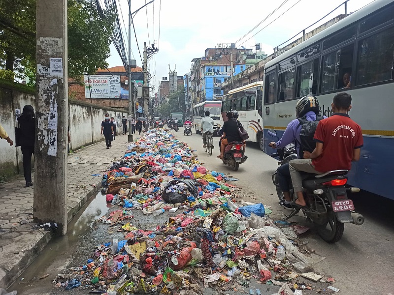 काठमाडौंका सडक र फुटपाथमा थुप्रिएको फोहोर वर्षाले गर्दा छरपस्ट (फोटो फिचर)