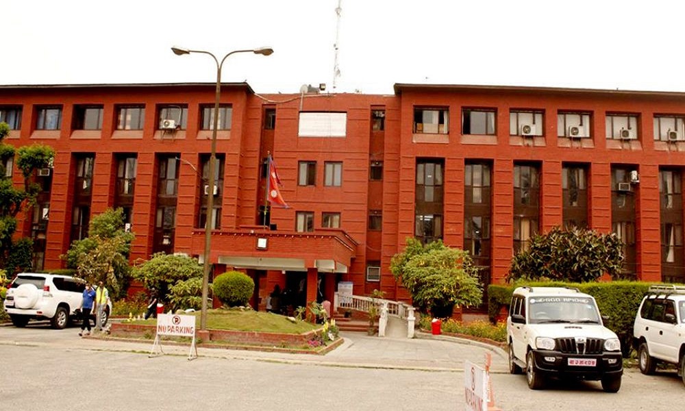 उपसचिव नेपालको गाडीबाट अख्तियारद्वारा थप साढे १६ लाख बरामद