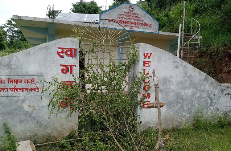 रुकुम पश्चिमको एक स्वास्थ्य केन्द्रमा ३ दिनदेखि ताला र काँडेबार