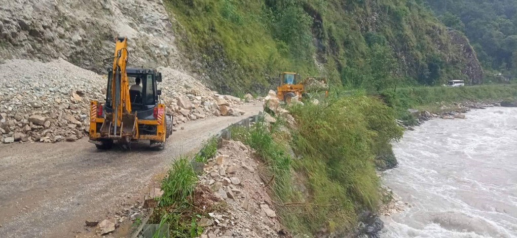 पहिरोका कारण अवरुद्ध मध्यपहाडी लोकमार्ग सुचारु