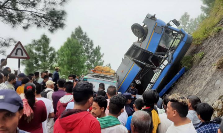 यात्रुबाहक बस दुर्घटना हुँदा १२ जनाको मृत्यु