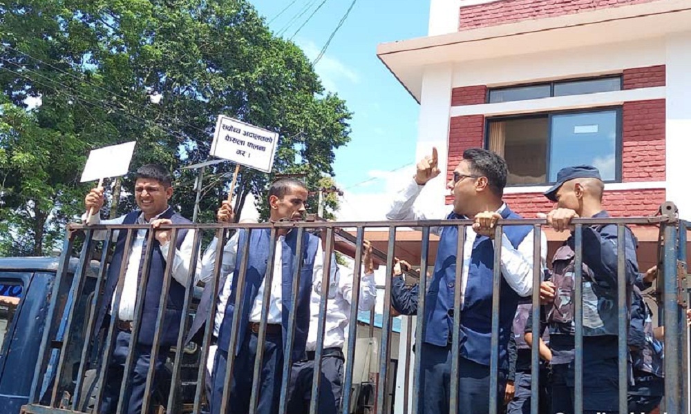 निजामती ऐनको मस्यौदाले कर्मचारीमै विभाजन, मुख्यमन्त्री कार्यालयबाटै ५ जना कर्मचारी पक्राउ