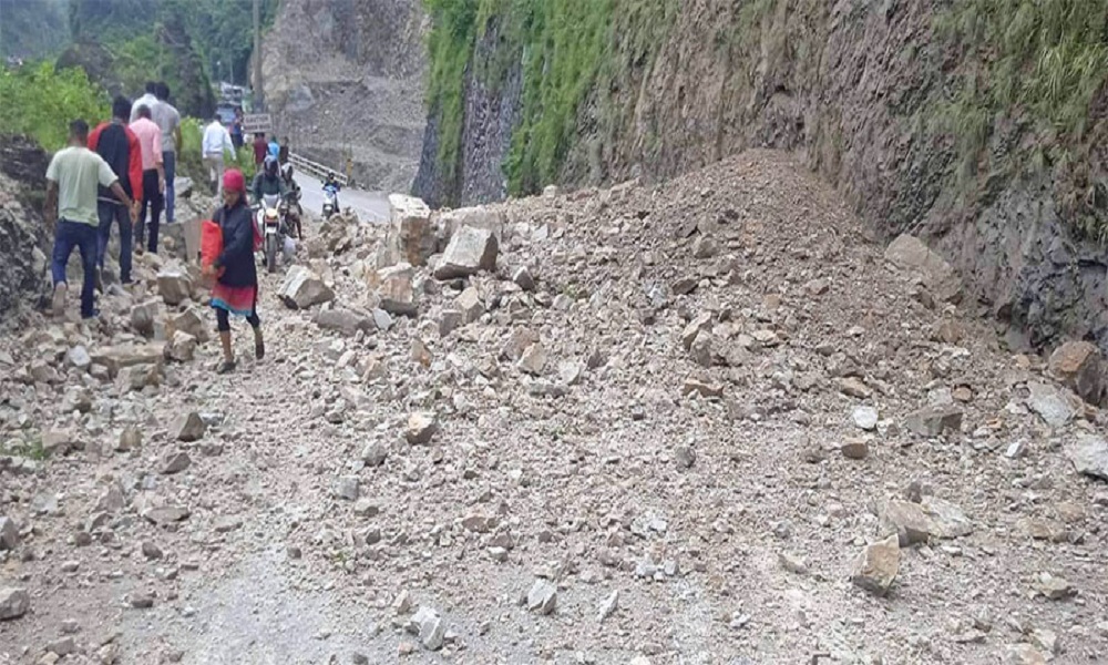 पहिरोका कारण नागढुंगा नौबिसे र मुग्लिन नारायणगढ सडकखण्ड ठप्प