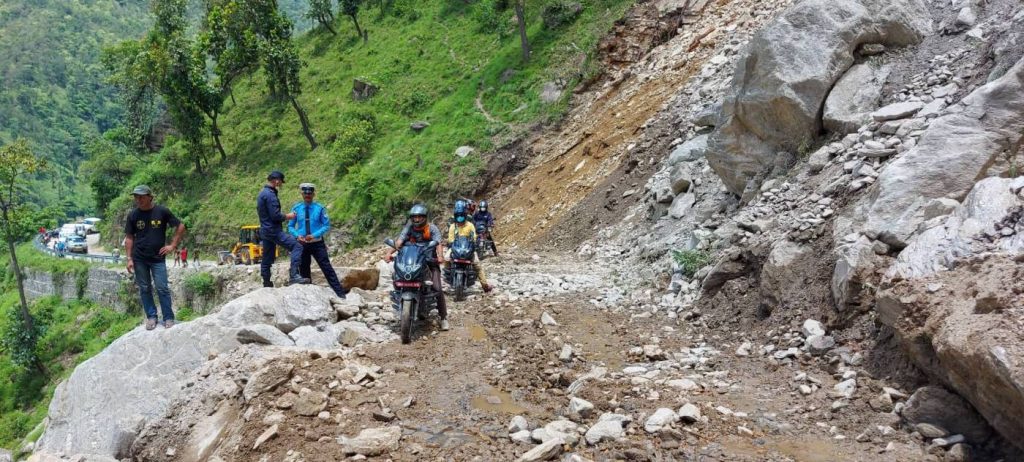 पहिराेका कारण कर्णाली राजमार्ग अवरुद्ध