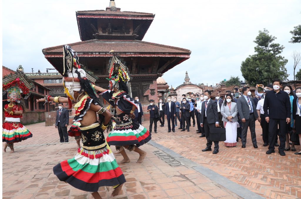 लीद्वारा भक्तपुर दरबार स्क्वायरको अवलोकन, काठमाण्डौका सडक अस्तव्यस्त