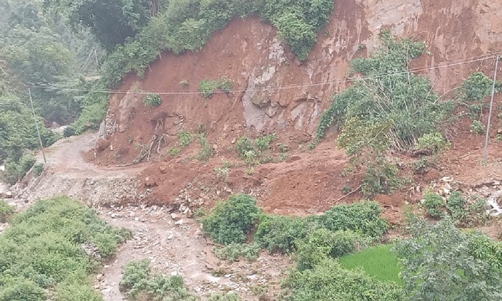 दाङ : ग्रामीण सडक भत्किँदा गाउँबाट सदरमुकाम जान र सदरमुकामबाट गाउँ फर्किन समस्या